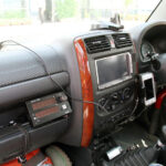 堀井号・コックピットは市販車原型をとどめる。ダッシュパネル上部にはタブレットを装着